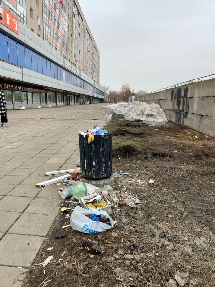 Завалена мусором. Гора мусора. Мусор в городе. Оренбург мусор.