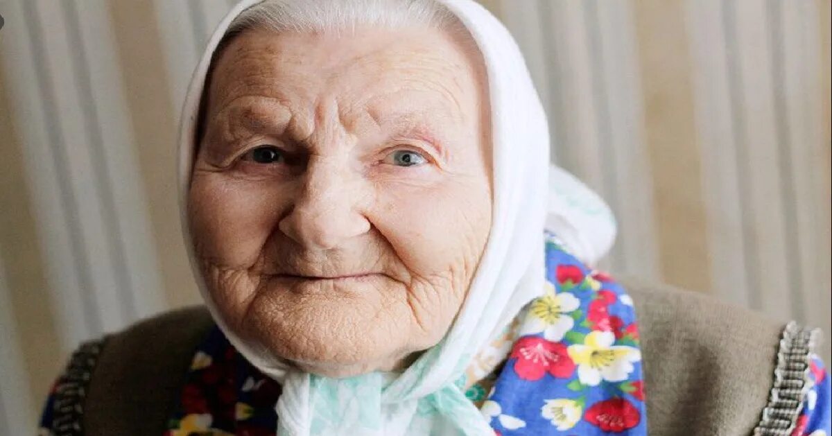 милая бабушка. старая женщина в платке. женщина в платке. бабуля в шапке. фото про бабушек.