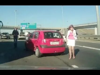 Женщина за рулем аварии