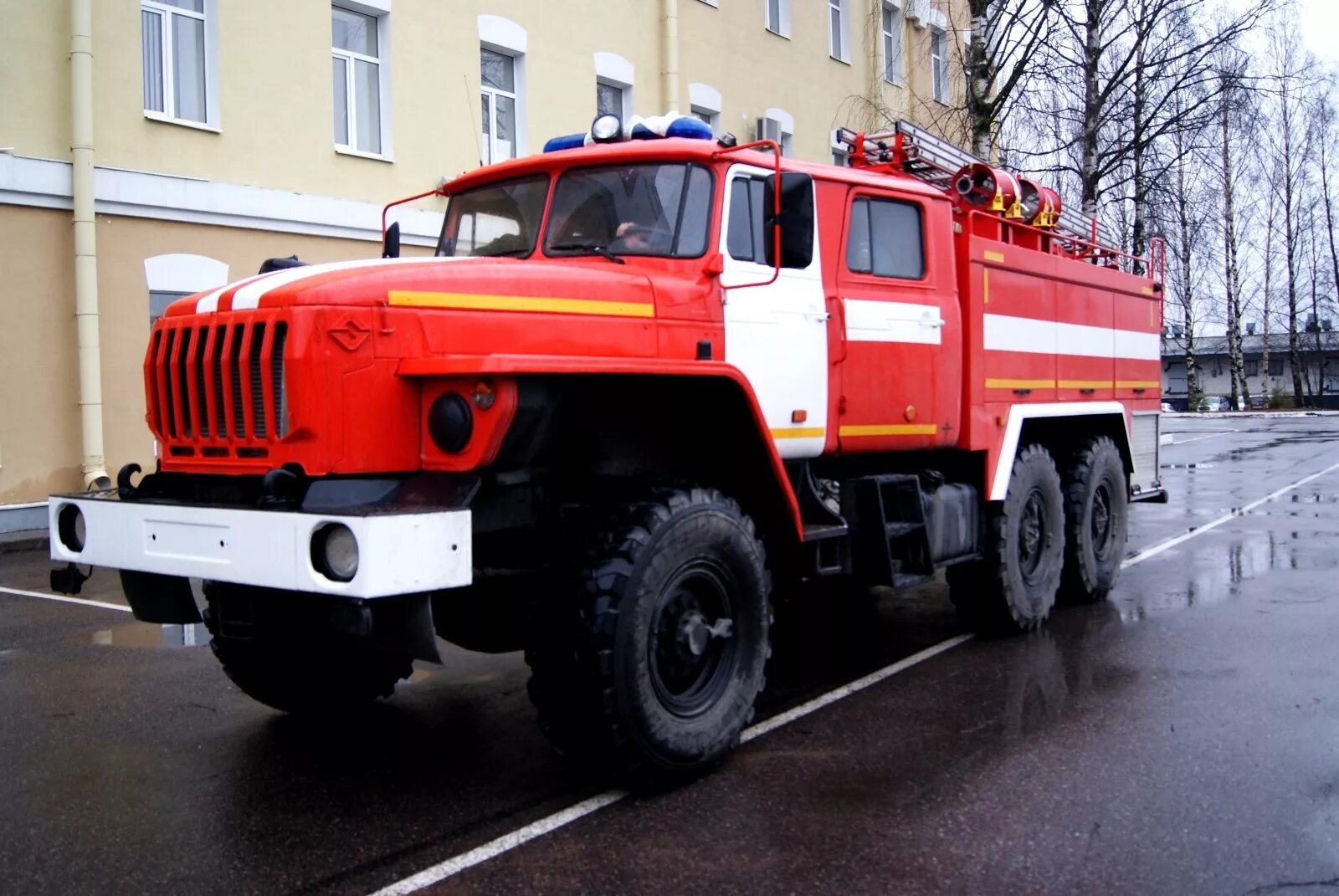 То пожарных автомобилей проводится. Пожарная машина. Пожарный автомобиль. Пожарная машина МЧС. Российские пожарные машины.