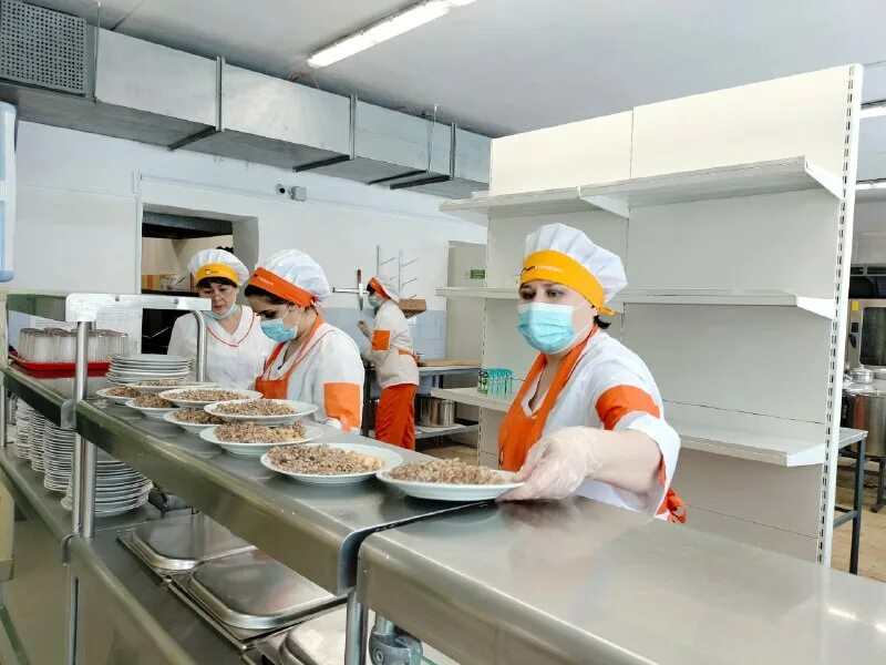 В школьную столовую пришли. Дежурный в школьной столовой. В школьную столовую пришли. Дежурство по столовой в школе. Роспотребнадзор в школьных столовых.