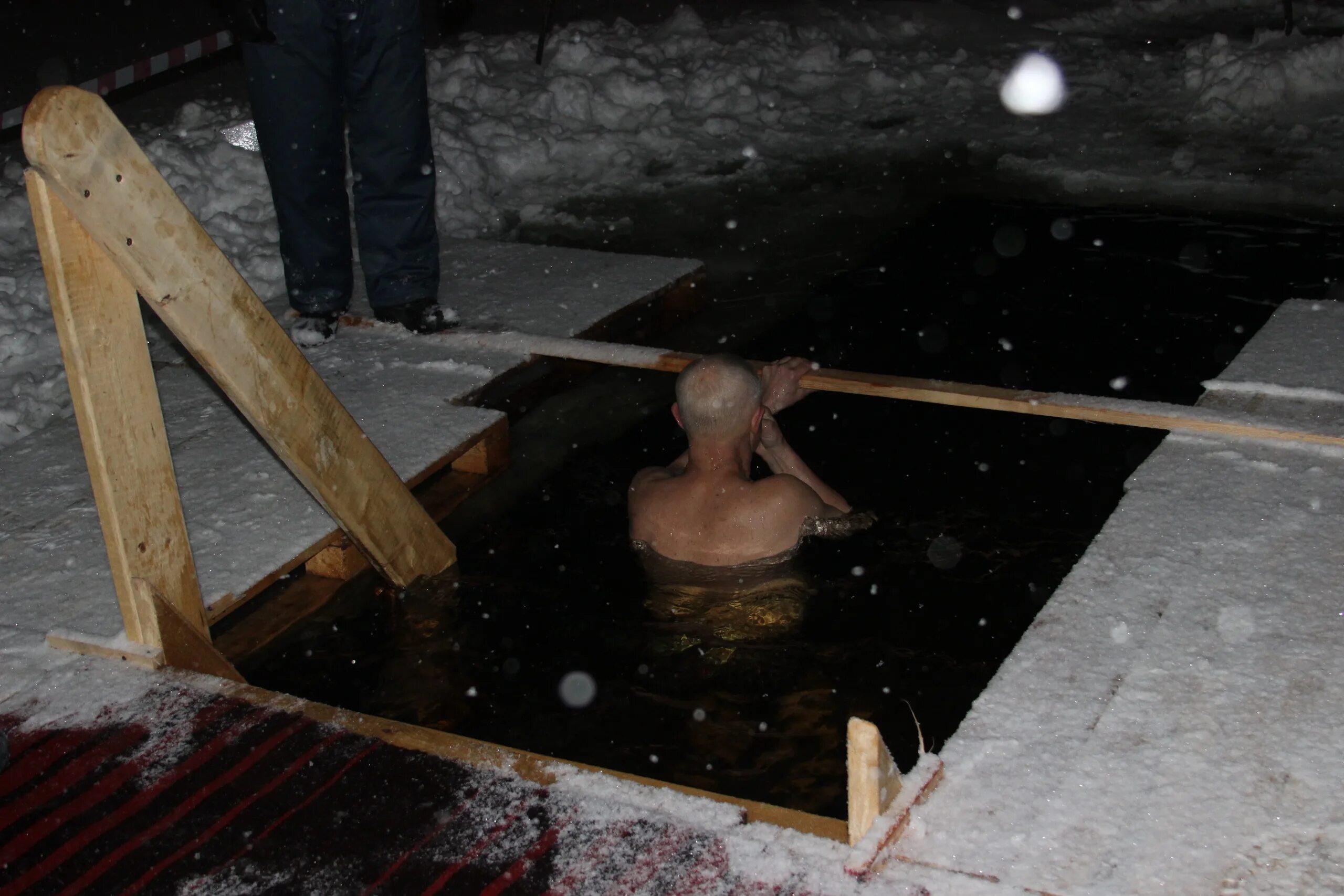 Патриарх кирилл крещение. Смыть грехи. Крещение в балахне. Крещенские купания в жуковском. Крещенское купание в проруби.