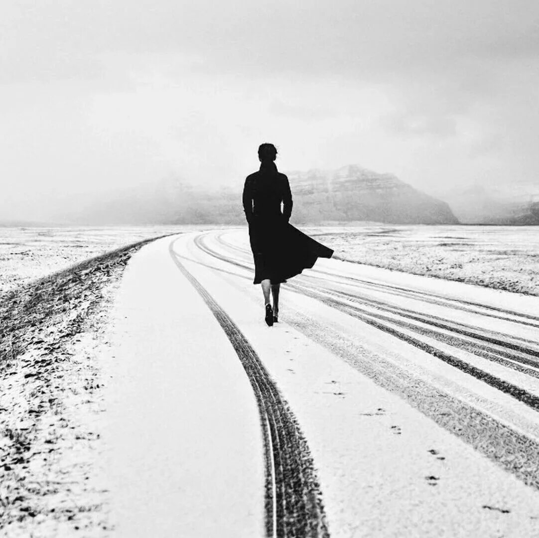 Девушка со спины. Взаимосвязь человека и природы. Твой человек цитаты. Человек выглядывает. Страх.