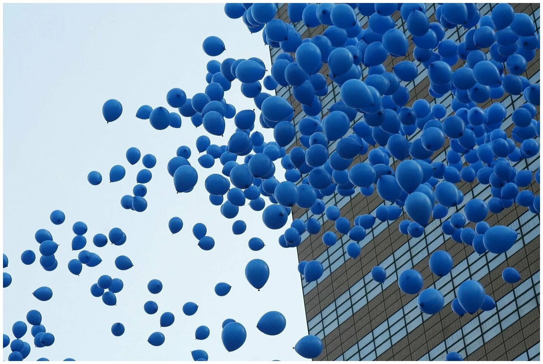 Игра с синими шарами. Синий шарик. Синие шары. Синие шары в небе. Синий воздушный шарик.