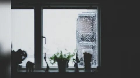 За окном белым бело снег идет