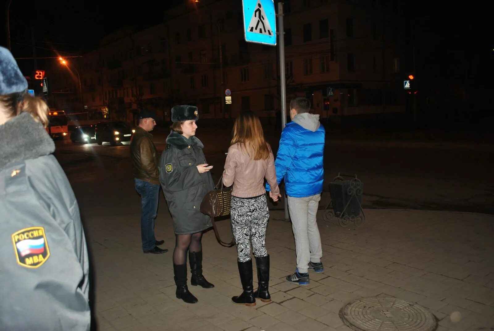 Можно ли ребенку гулять ночью. Дети ночью на улице. подростки ночью на улице. дети вечером на улице. несовершеннолетние ночью на улице.