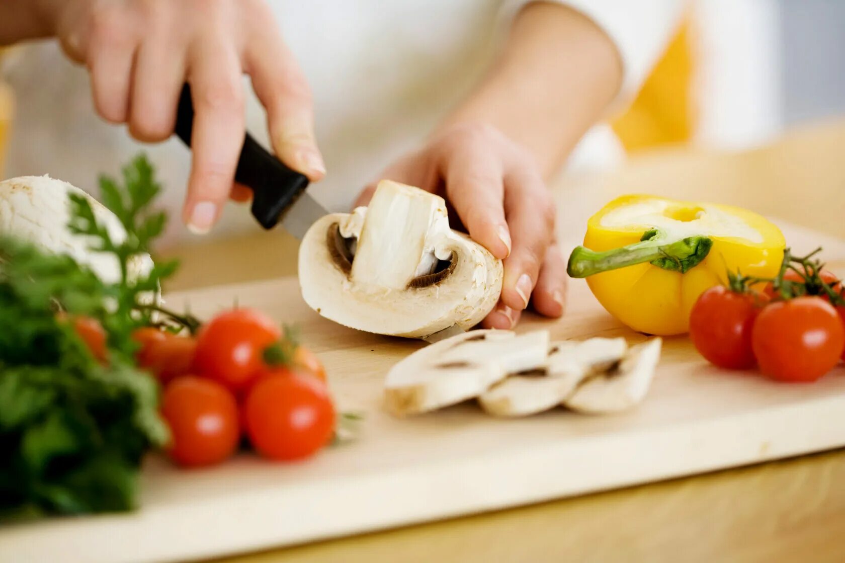Растительными продуктами и приготовлением. Масло со специями. Вегетарианское питание. Растительные продукты. Диетические продукты.