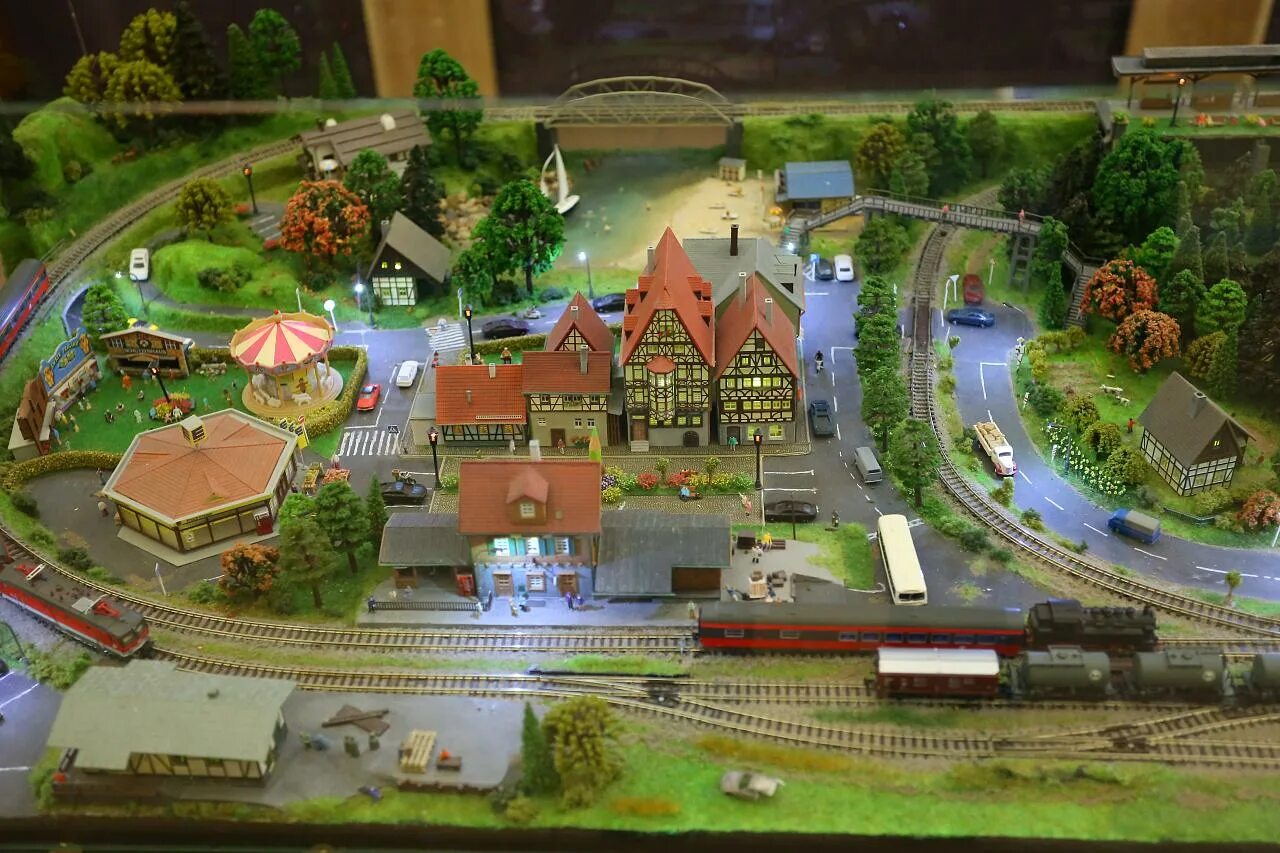 Diorama перевод. Кукольный дом викторианской эпохи. Диорама домик в горах. Музей городов в миниатюре. Эмалевая миниатюра возрождения.