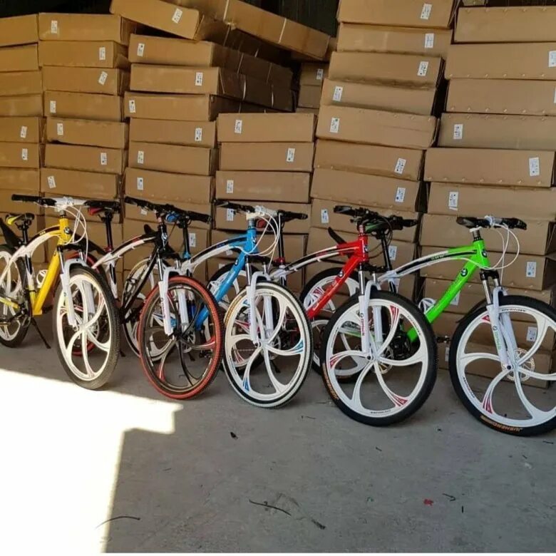 На складе велосипедов среди них женских. Склад велосипедов. Оптовый склад велосипедов. Много велосипедов. Велосипеды на литых дисках склад.