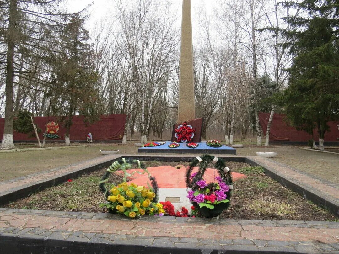 Посёлок Октябрьский Ейский район. Кухаривка Ейский район памятник. Село Кухаривка Ейского района. Ейск поселок Октябрьский.