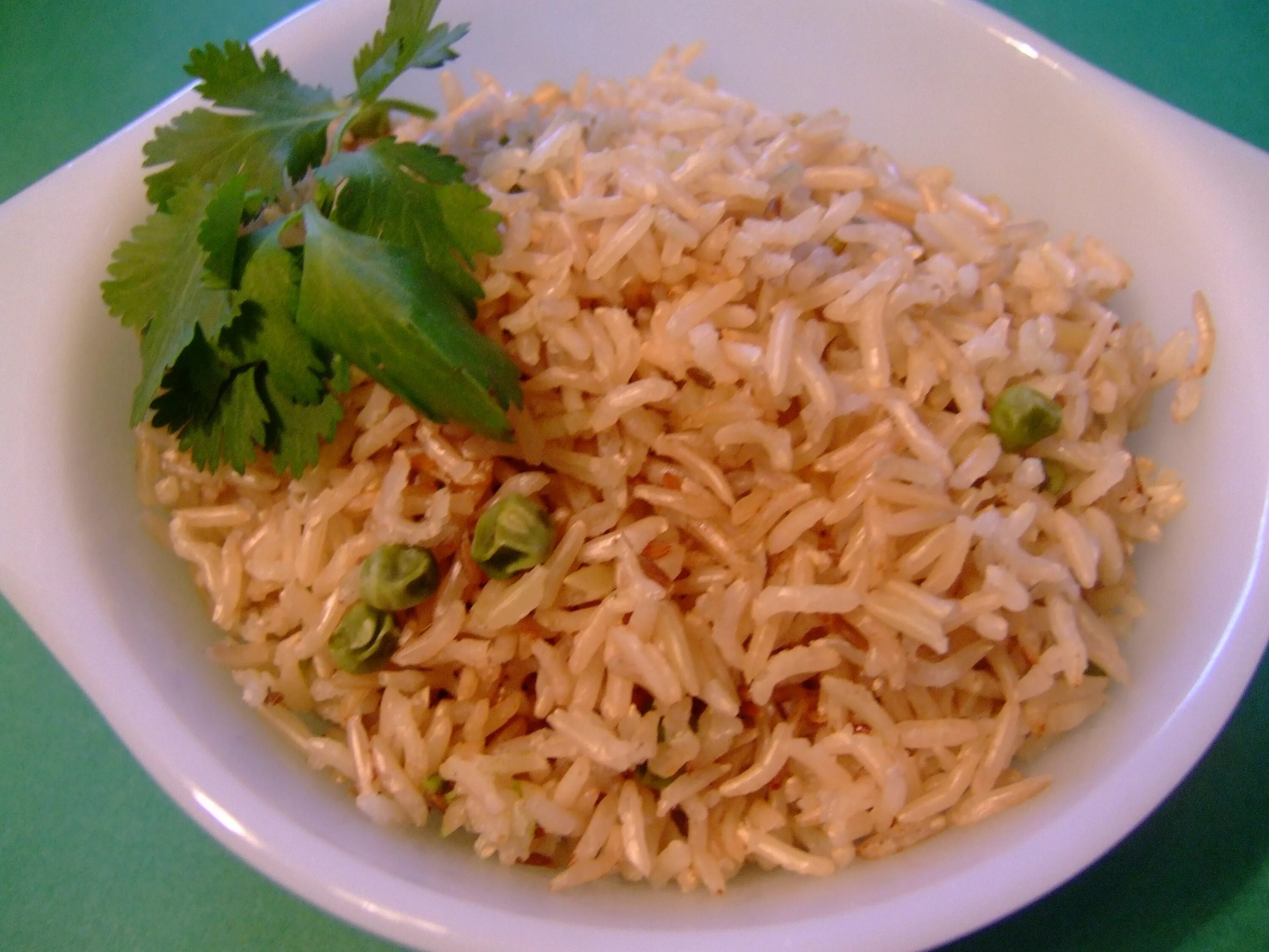 Brown rice. коричневый нешлифованный рис. Brown rice. киноа и бурый рис. Brown rice.