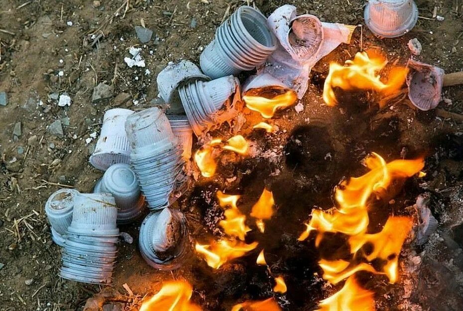 Горючие и негорючие материалы. Горючий пластик. Горючий пластик. Испытания кабелей на огнестойкость. Горючий материал.