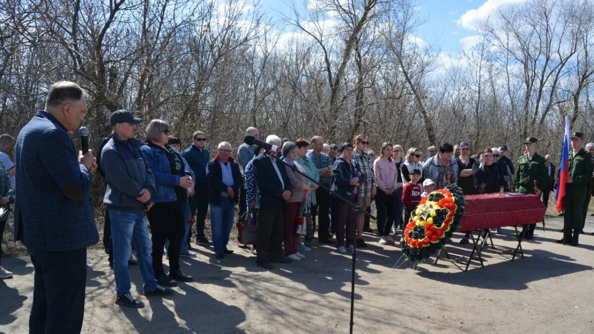 Похороны военнослужащего. Могилы погибших на Украине. Митинг погибшим на сво