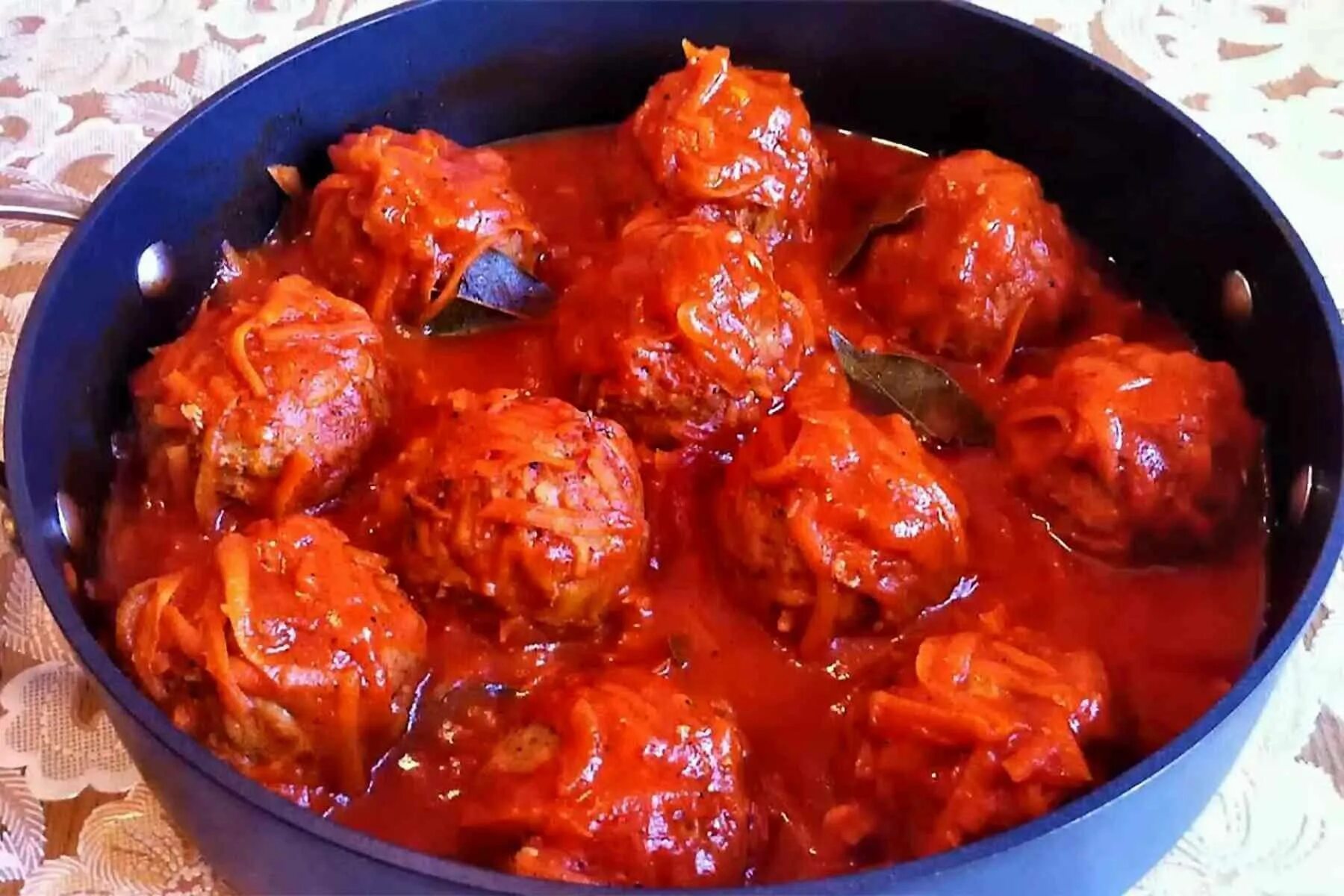 Тефтели мясные. Тефтели с рисом с подливкой на сковороде. Фрикадельки с подливкой в томатном соусе. Гарнир к тефтелям. Тефтели в томатном соусе.
