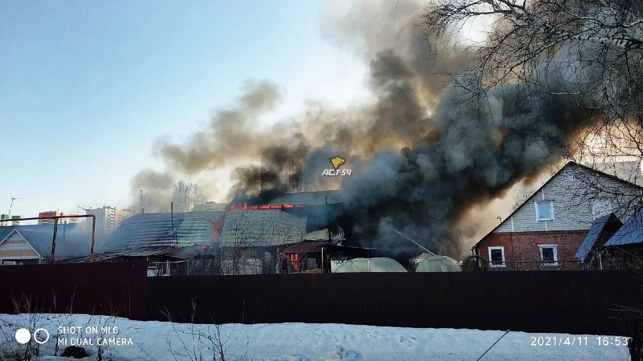 Пожар на кропоткина. Пожар Новосибирск Первомайский район. Дом горит в Новосибирске. Пожар на Нарвской. Пожар в Первомайском районе.