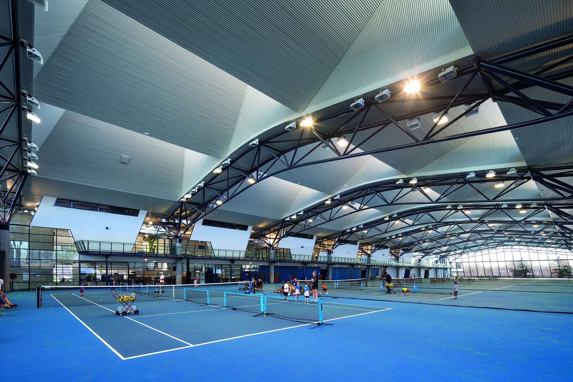 Neo geo теннисный корт. Крытая спортивная Арена в Нью-Хавене (США). Спортивные здания. Современный спортивный комплекс.