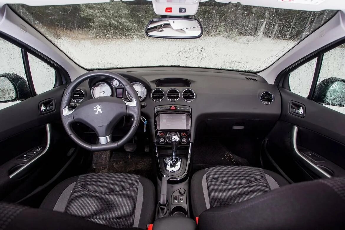 Пежо салон внутри. Пежо 408 салон. салон пежо 408 1. peugeot 408 салон. пежо 408 дизель салон.