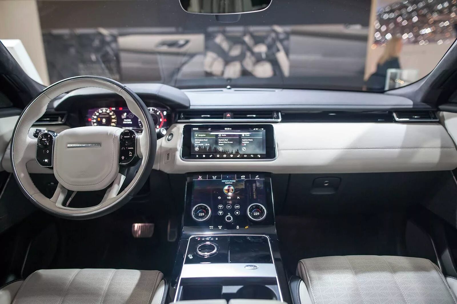 Рендж ровер внутри. Range rover velar салон. range rover velar 2017 салон. land rover range rover velar салон. велар ленд ровер салон.