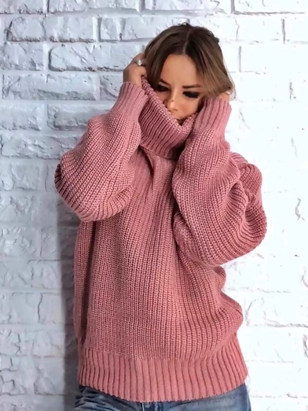 ссвииер овеисайз денский. свитер оверсайз крупной вязки женский молодежный. свитер оверсайз крупной вязки женский молодежный. свитер оверсайз. стильные вязаные вещи.