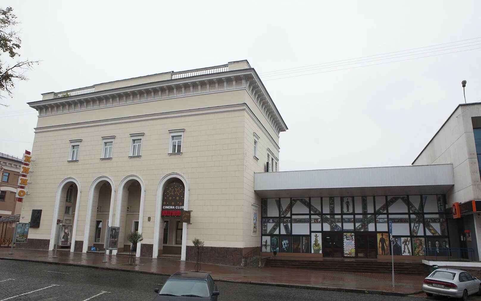 Выходят из кинотеатра. Кинотеатр калинино. Кинотеатр калинина большой зал. Кинотеатр калинина. Кинотеатр калинино.