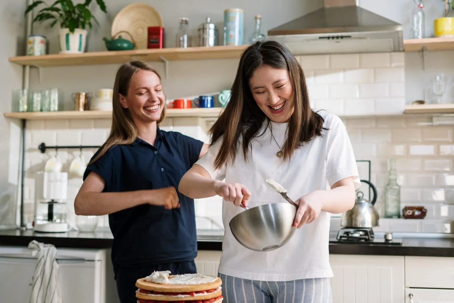 Prepare meals. Готовка на кухне. Женщина на кухне. Подросток на кухне. Девушка готовит.