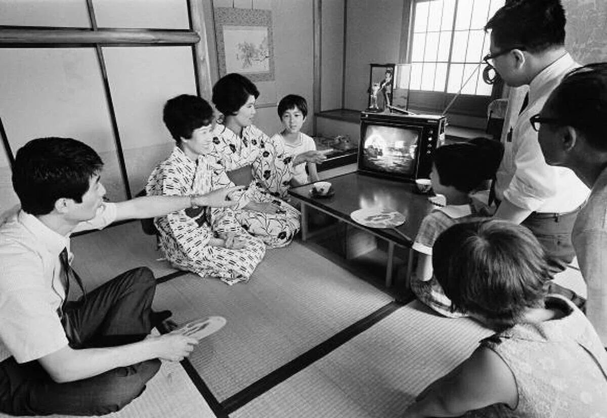 Watching their lives. Телевидение Японии. Японские телевизоры 60-х годов. Телевидение в Японии 1960. Японские телевизоры в 1960.