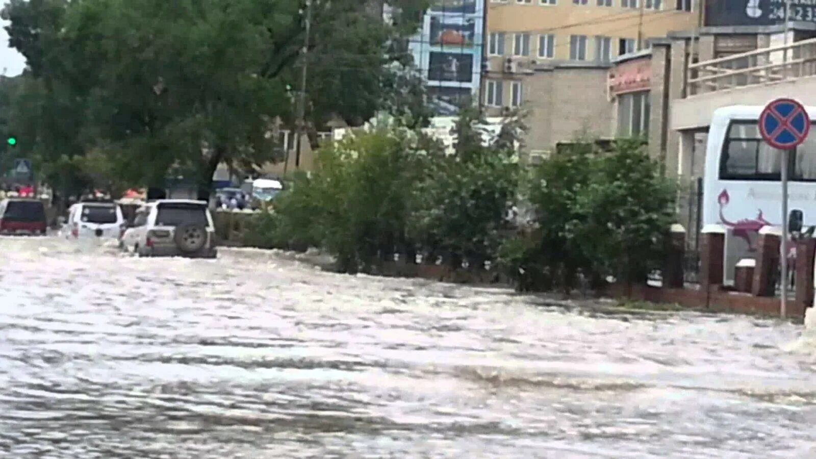 Наводнение в городе орске. Наводнение в городе ош. Улицы после дождя. Наводнение в приморье. Наводнение в городе ош.