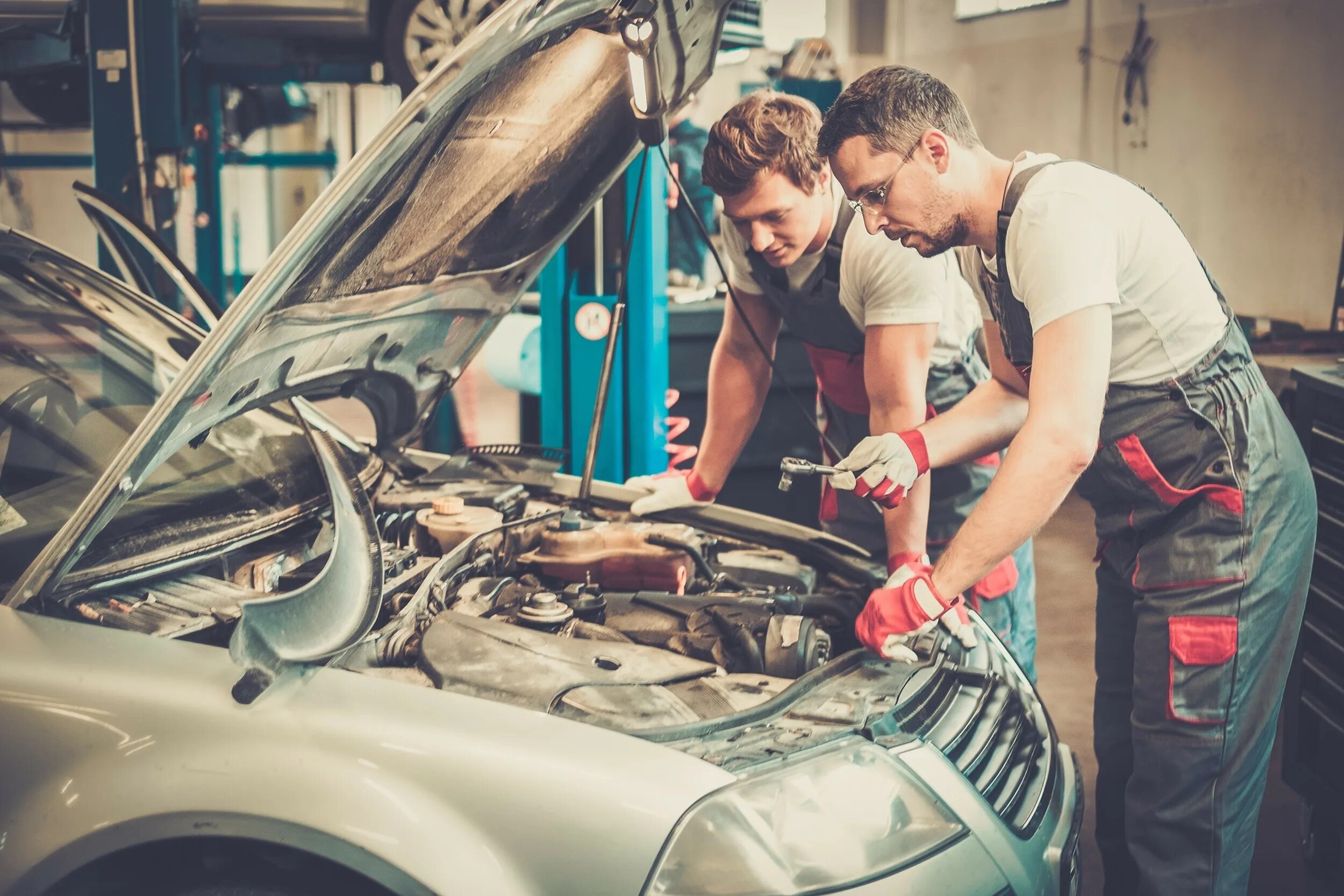 Sweety fox auto mechanic. Машина в автосервисе. Чинит машину. Автослесарь. Машина автомеханика.