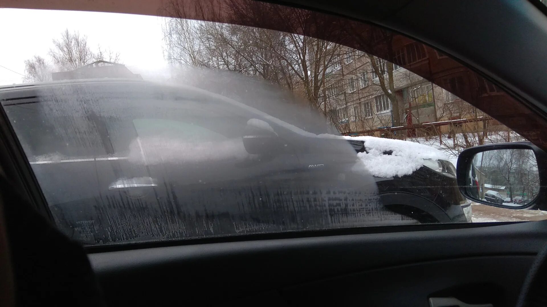 Машина запотевает в дождь. Запотевшие окна в авто зимой. Запотевание лобового стекла. Запотевание стекол в автомобиле. Лобовое стекло изнутри.