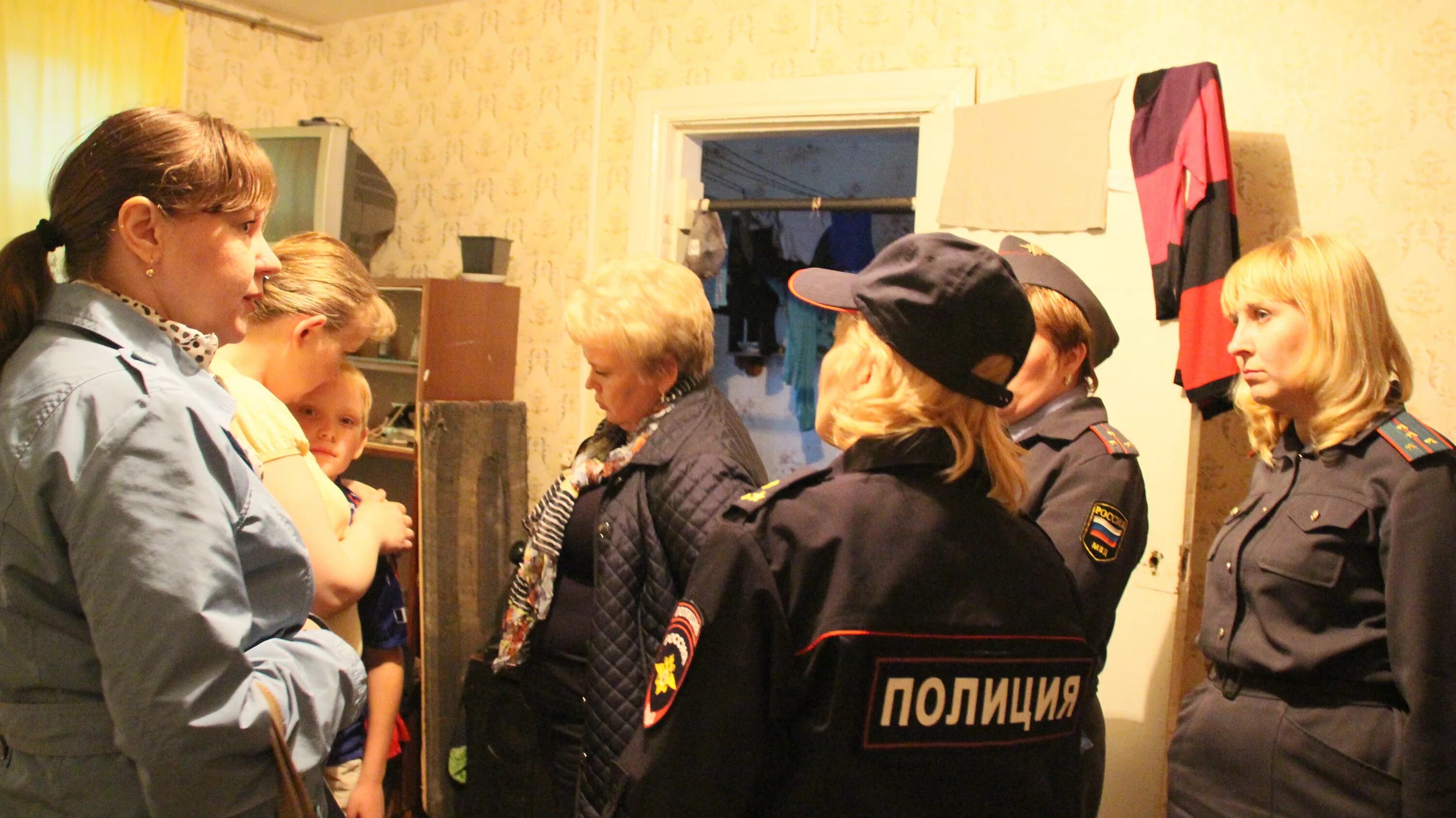 Пдн приходили домой. Инспектор пдн с детьми. Пдн обнинск. Инспектор по делам несовершеннолетних. Дети на учете в пдн.