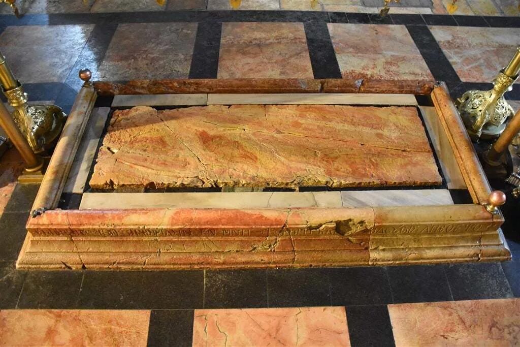 храм гроба господня камень. храм гроба господня камень. иерусалим храм гроба господня камень миропомазания. камень миропомазания в храме новый иерусалим. камень помазания в храме гроба господня в иерусалиме.