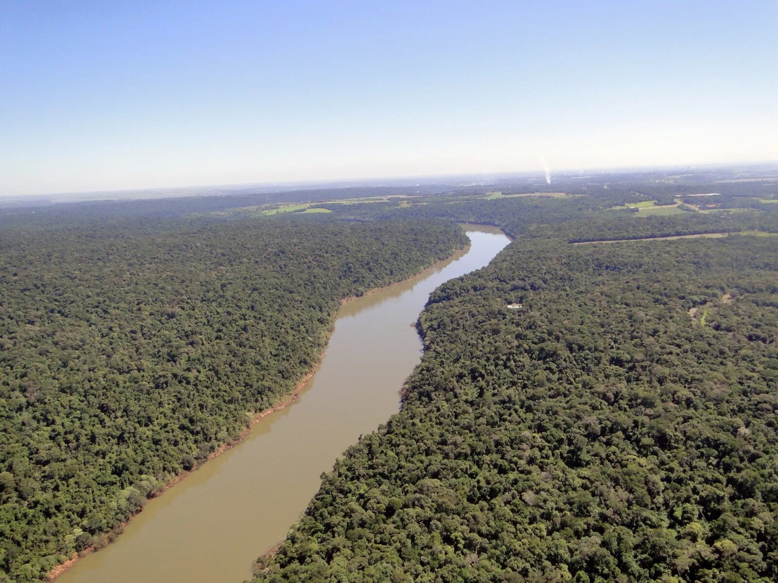 Какие крупные реки находятся на амазонской низменности. Бразилия Амазонская низменность. Равнина Амазонская низменность. Реки амазонской низменности. Мезенская низменность.