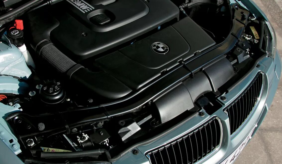 Бмв е90 капот. Капот новый бмв е36. Bmw m3 e92 двигатель. Капот tyg арт. Bmw e92 под капотом.