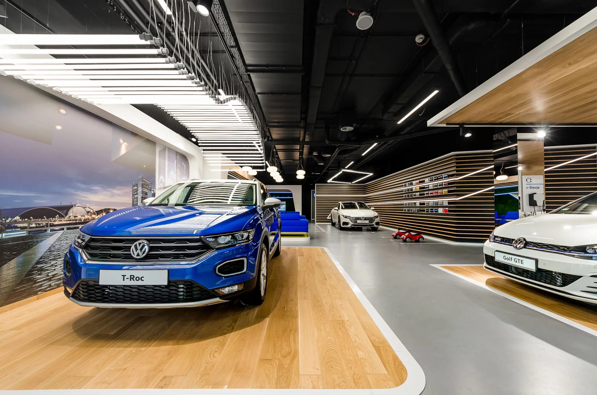 Магазин volkswagen. Volkswagen Showroom. Шоу рум Фольксваген. Дизайн автосалона. VW шоурумы дилеров.