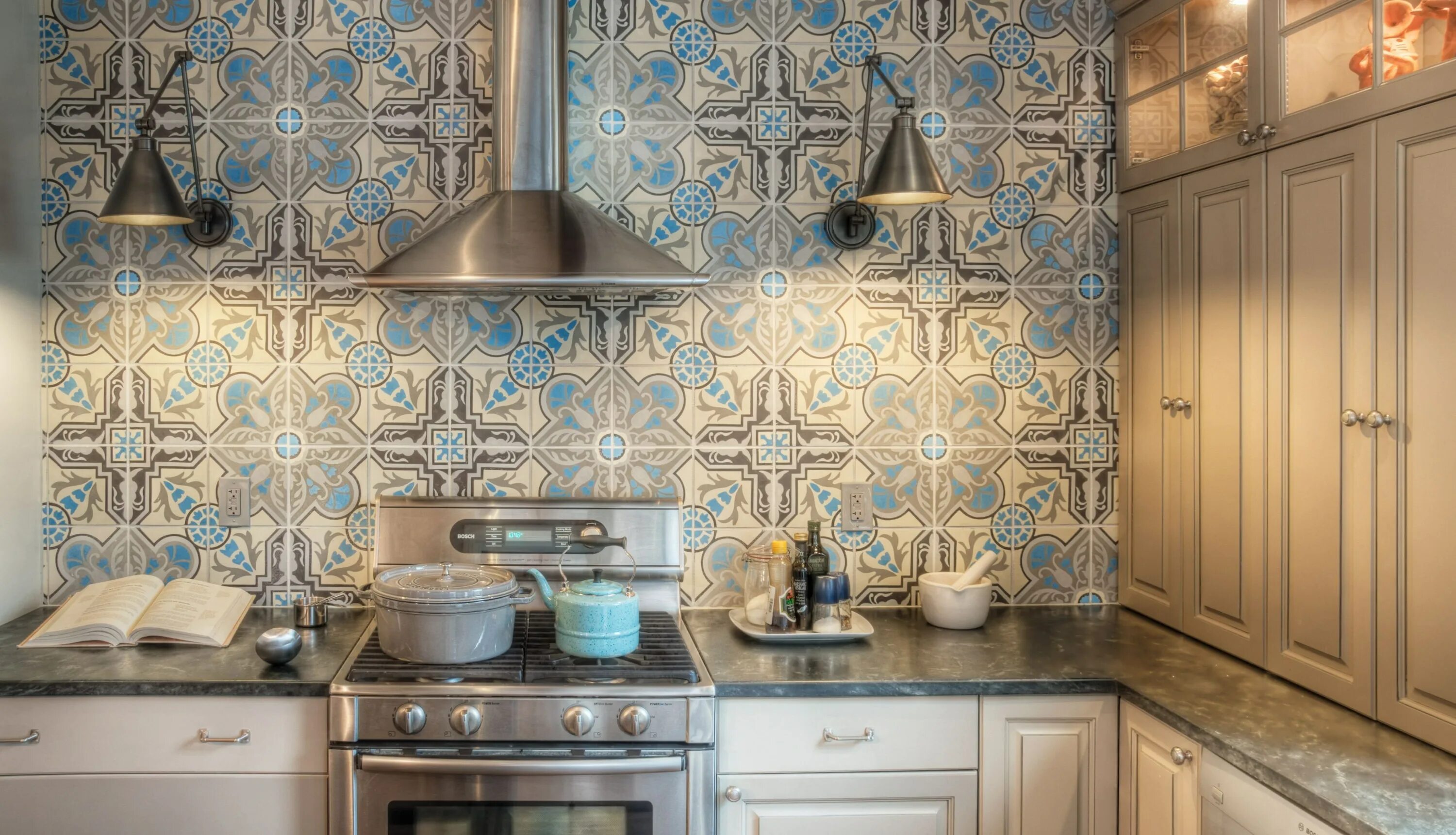 Обои кухонный фартук. Азулежу Керама Марацци. Фартук азулежу. Плитка azulejo марокканский стиль. Realonda Andalusi.