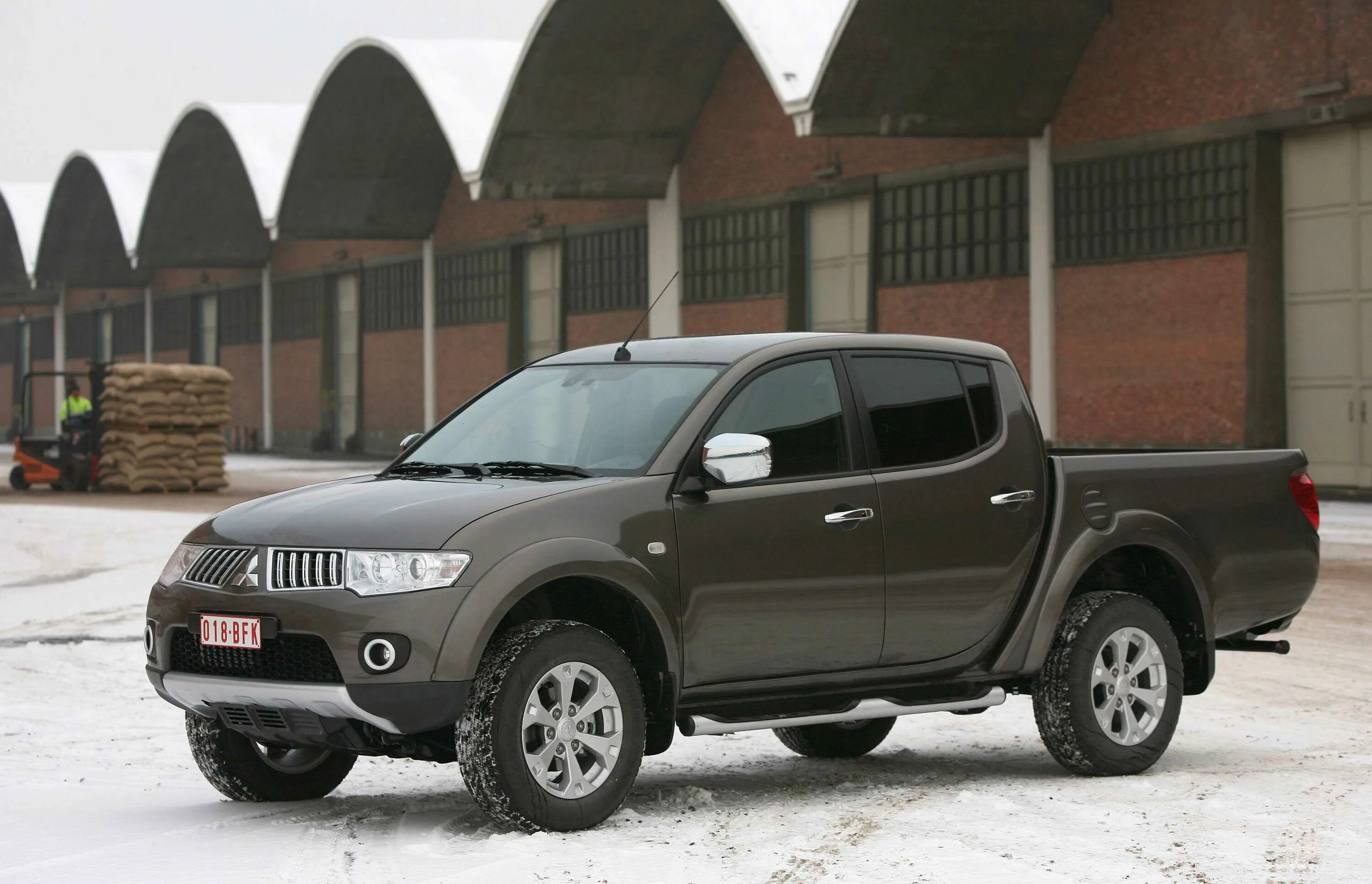 Mitsubishi l200 2014. Мицубиси л200. Mitsubishi l200. Мицубиси пикап л200. Mitsubishi l200 хаки.