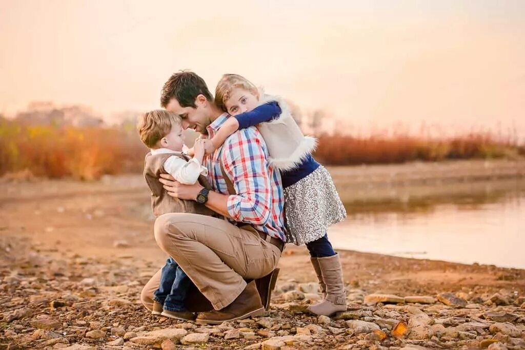 His loving daughter. Детям о папе. Отцы и дети. Родители и дети обнимаются. Мужчина с ребенком.