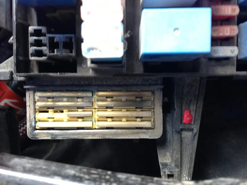 Hyundai tucson 2008 антенна иммобилайзера. Реле иммобилайзера хендай акцент. Хендай акцент обходчик иммобилайзера. Где находится иммобилайзер акцент. Акцент 2008 иммобилайзер.