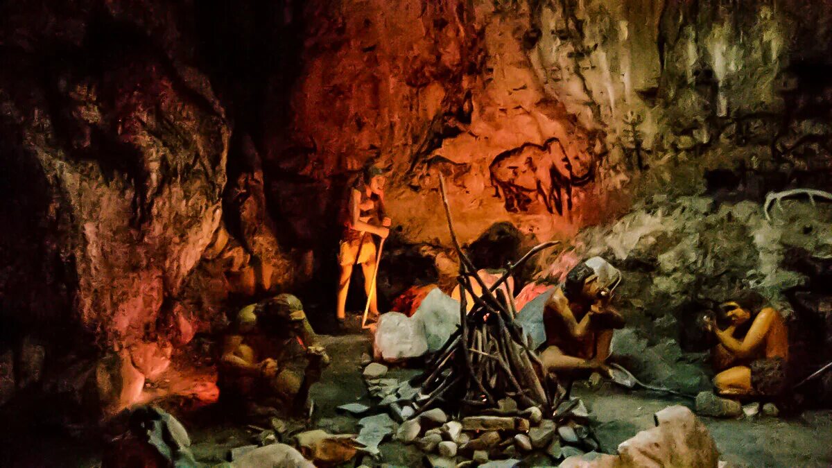 в глубине пещер первобытный человек изображал. пещера пейнтед-кейв. пещера первобытного человека. пещера жилище. первобытная пещера.