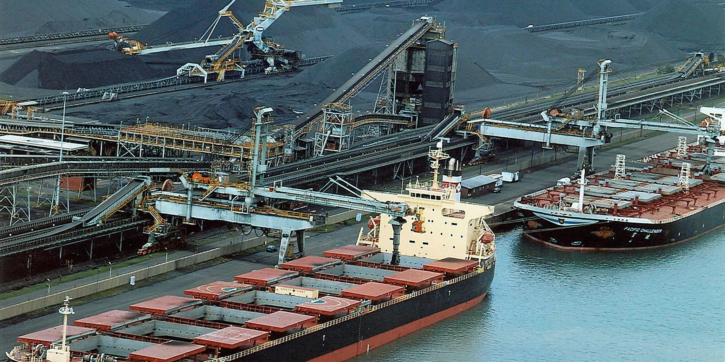 Погрузка грузов на суда. Погрузка угля на судно в порту. Транспортировка руды. Судно для перевозки угля.