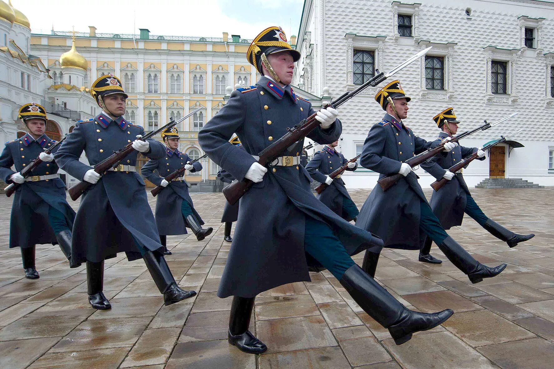 Кремлевская форма. Президентский полк комендатуры Московского Кремля. ФСО президентский полк. Охрана Кремля президентский полк. Президентский полк службы коменданта Московского Кремля.