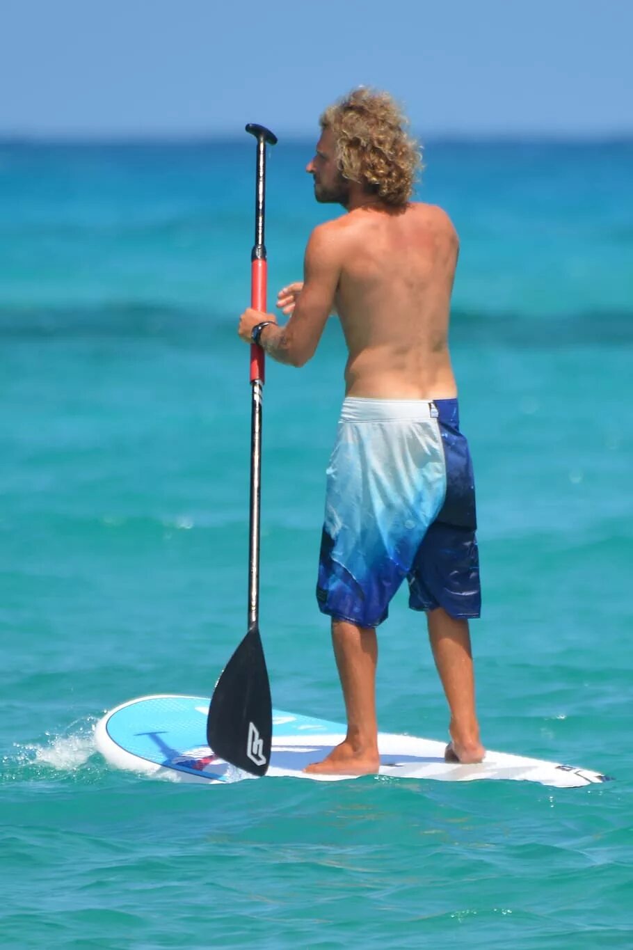 Море плавок. Серферы в шортах. Доска для сёрфинга. Плавки серферы. Человек с веслом.