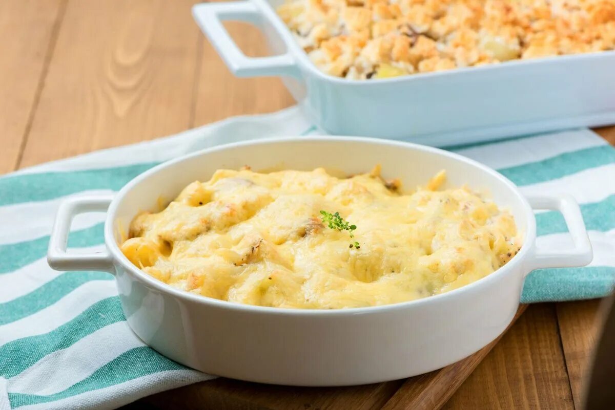 Запеканка с картофелем и филе. Картофель кассероль. запеканка с куриным филе и картошкой. картофельная запеканка с куриным филе. кассероль из курицы.
