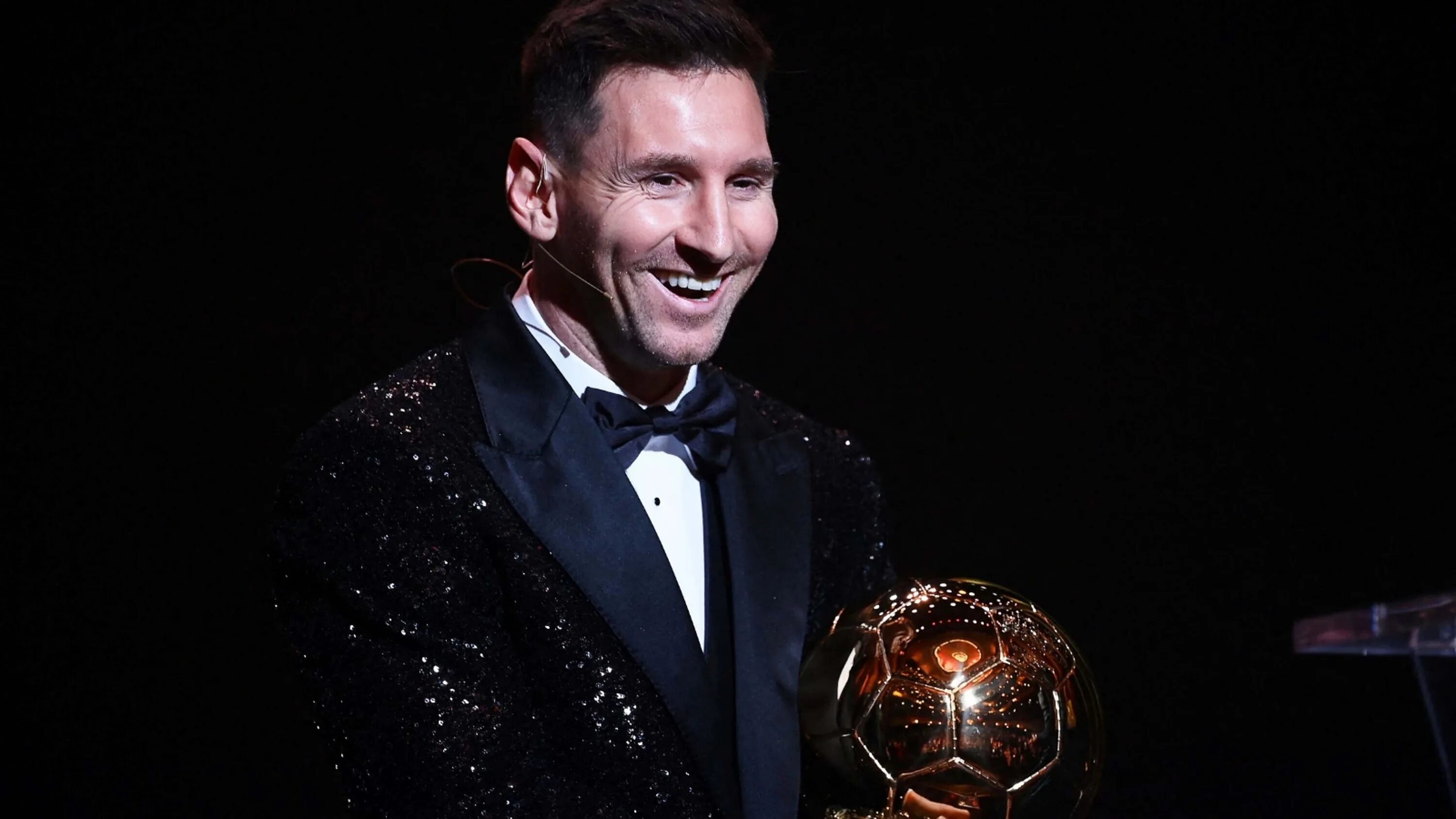 Лионель Месси золотой мяч. Месси золотой мяч 2021. Messi Ballon dor 2021. Лионель Месси 2021.