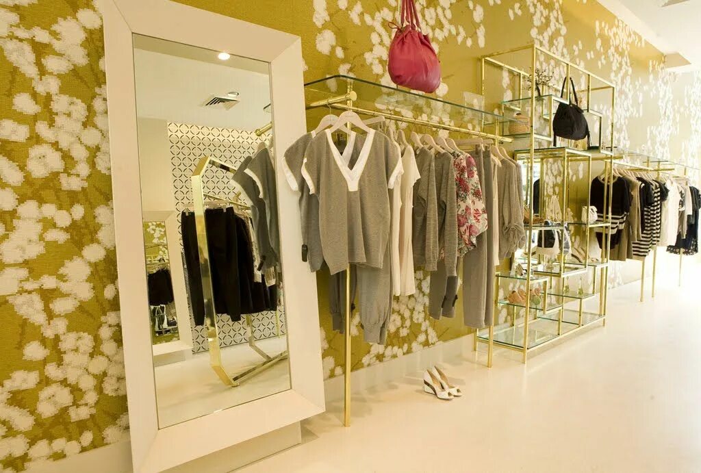 Бутик одежды. Fashion area. Фото с подиума пиджак с большим ремнем 2022. Fashion area. Примерочная befree.