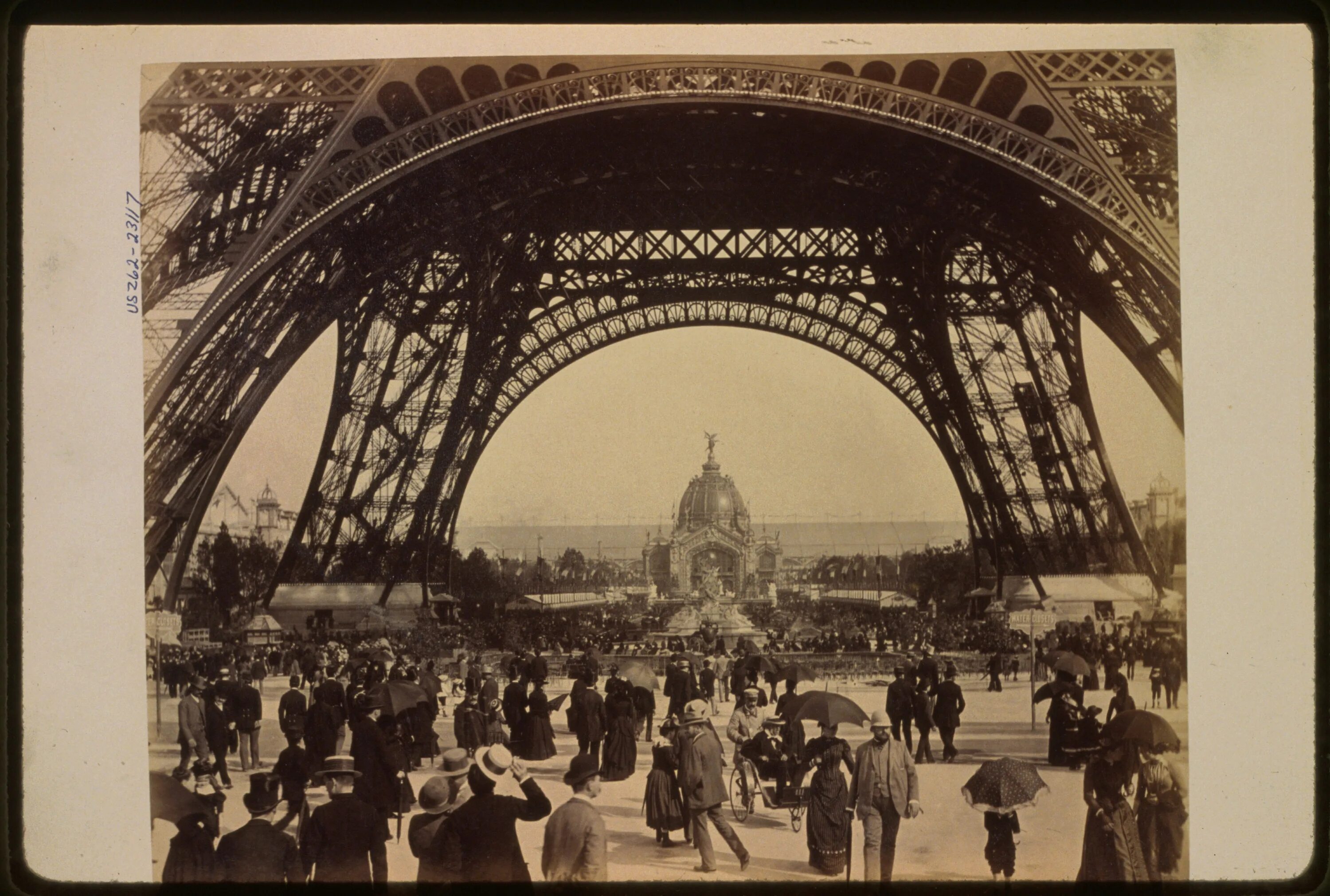 Эйфелева башня 1889. Эйфелева башня на выставке 1889. Париж 19 век фото. Париж ретроспектива. 1889 история