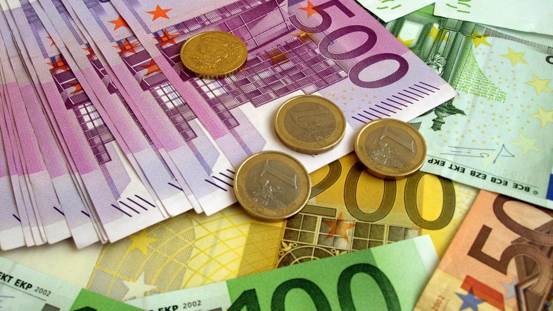 Курс валюты деньги. Деньги евро. Купюры евро. Евро картинки. Евро купюры и монеты.