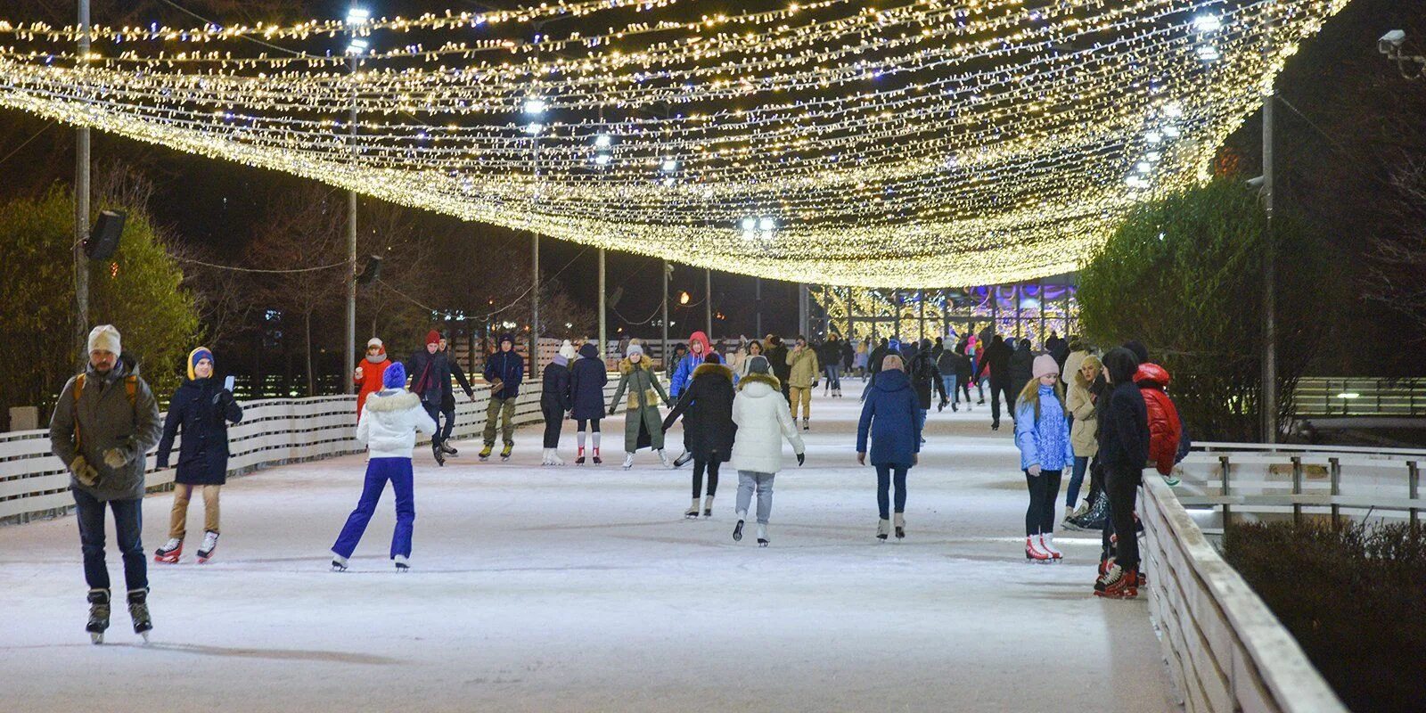 Сегодня есть каток. Каток в парке Горького 2021. Парк Горького Москва каток. Каток в парке Горького Москва 2022. Парк Горького Москва каток 2022.