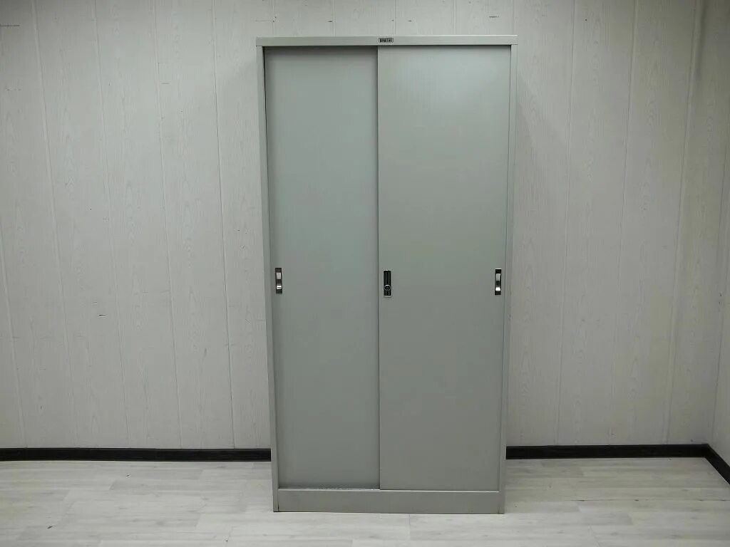 Шкаф Железный <<Metal Cupboard>> ми №017. Шкаф одежный металлический. Металлический шкаф для одежды б/у. Шкафчики серые железные.