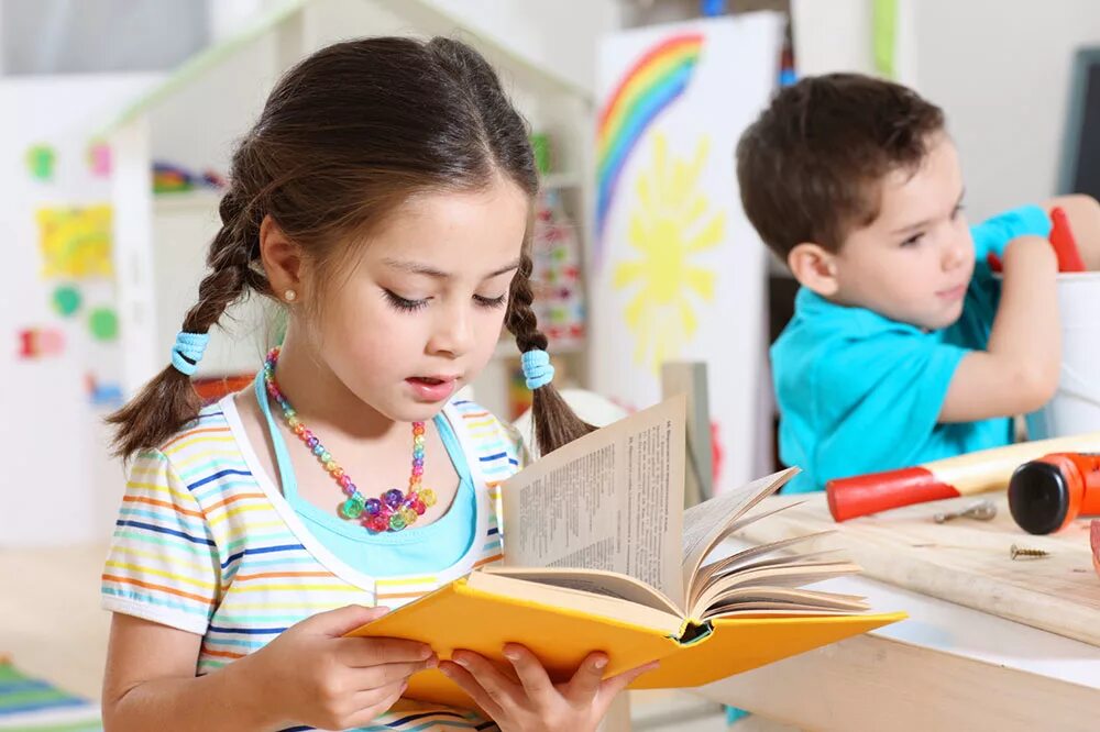 Учится читать урок. Дети читают. Чтение для детей. Чтение в школе. Дети обучаются чтению.
